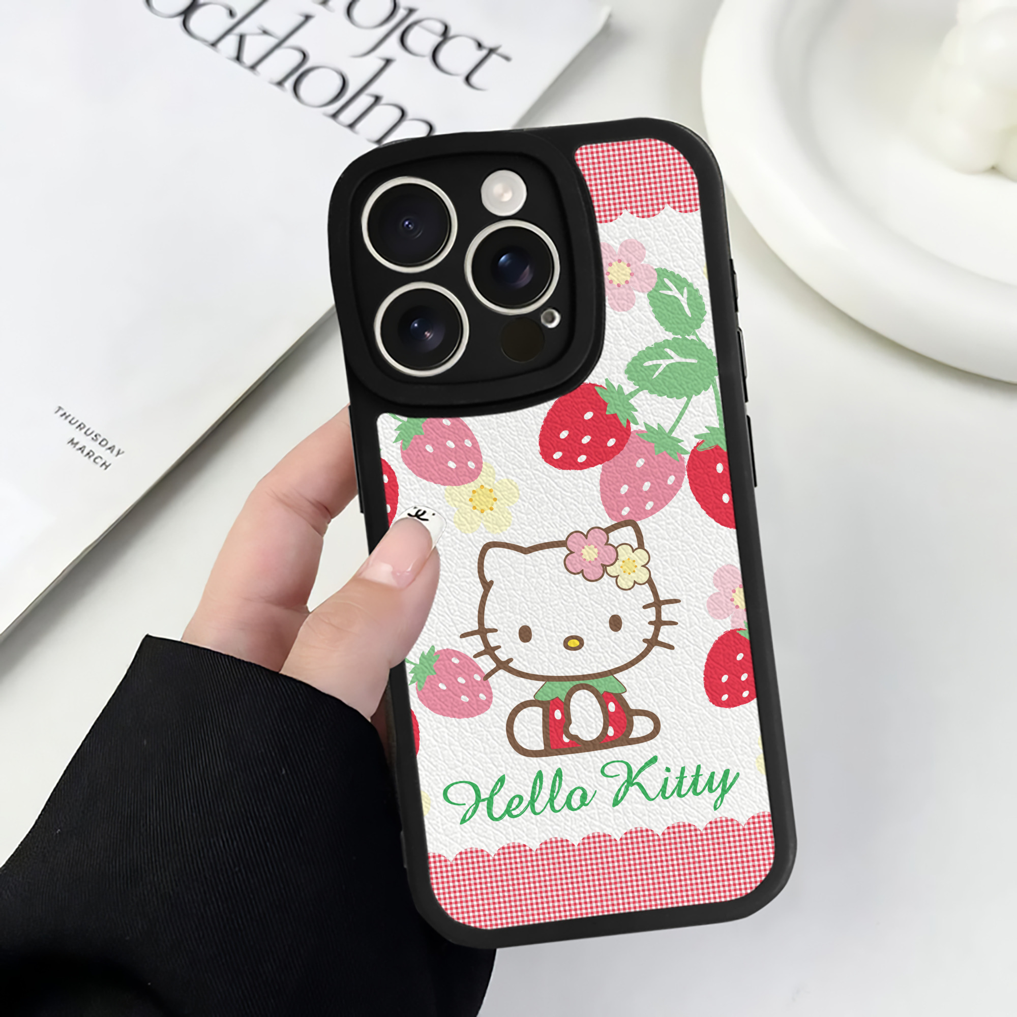 （画像用） Hello Kitty ハローキティ 【iPhone 16シリーズ対応】シリコンスマホケース（レザー調） 材質：シリコン